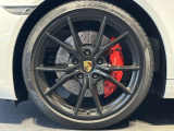 20インチ911カレラS純正標準アルミホイール(オプション設定のポルシェカラークレストホイールセンターキャップ付)