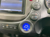【オートエアコン】一度お好みの温度に設定すれば、車内の温度を検知し風量や温度を自動で調整。暑い…寒い…と何度もスイッチ操作をする必要はありません。快適な車内空間には必須の機能ですね♪