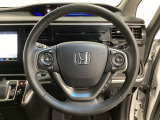 ハンドルにHondaセンシング系のクルーズコントロールやレーンキープアシストなどのスイッチと、オーディオの操作スイッチが装備されています。ハンドルから手を離さず安全に操作できます。