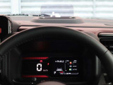 運転視界の遠方上方に虚像を投影することで前を見ながら情報の視認ができます。本当にドライバーが必要な情報を適切に伝え、楽しんで頂くことを考えた新世代装備です。