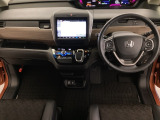 車内は光触媒抗菌消臭施工済です。インパネ周りはスタイリッシュなデザインで機能や装備も充実しています。グローブボックスやカップホルダーのほかにトレーなどたくさんの収納スペースが付いています。