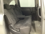 2列目シートは背もたれの角度調節ができるベンチシートになっております。長距離運転になってもゆったりとできるように、アームレストがついてます。