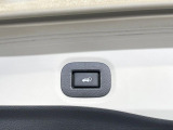 【パワーバックドア】スマートキーや運転席のボタンを押すだけでリアゲートが自動で開閉します!荷物を持っている時や、高い位置にあるバックドアを閉める際に便利な機能です♪