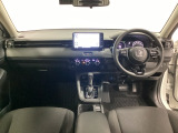 車内は光触媒抗菌消臭施工済です。インパネ周りはスタイリッシュなデザインで機能や装備も充実しています。グローブボックスやカップホルダーのほかにトレーなどたくさんの収納スペースが付いています。