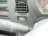 2WD-4WDの切り替えはエアコン吹き出し口付近のこのスイッチで行います
