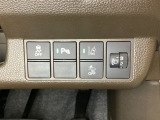 ハンドルの右側にはヘッドライトレベライザーとHondaセンシング用のメインスイッチなどがついています。ヘッドライトレベライザーは道路状況や積荷の加重に応じてライトの高さを調節できます。