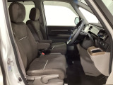 女性でも運転がしやすいように、シートの高さ調整機能(シートリフター)がついています。広い足元にゆったり座れるシートには肘掛も装備しており長距離の運転でも疲れにくいシートです。