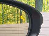 【ブラインドスポットモニター】走行中、ドアミラーの死角になりやすい箇所に後続車が接近するとサイドミラーのレンズに警告を表示!ドライバーに注意喚起をしてくれます。