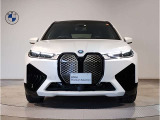 【キドニーグリル】BMWは約90年もの間、ほぼ全ての車両にひと目でBMWだと分かるこの特徴的なフロントグリルが備えられ、デザイン・アイコンとして親しまれてきました。