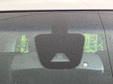 【エマージェンシーブレーキ】走行中に前方の車両等を認識し、衝突しそうな時は警報とブレーキで衝突回避と被害軽減をアシスト。より安全にドライブをお楽しみいただけます。