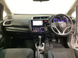 車内は光触媒抗菌消臭施工済です。インパネ周りはスタイリッシュなデザインです。グローブボックスやカップホルダーのほかにトレーなどたくさんの収納スペースが付いています。