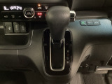 CVT車のセレクトレバーです。低速から高速まで、変速ショックのないスムーズな走りを実現するとともに、エンジン効率のよい領域を維持することで燃費にも貢献します。