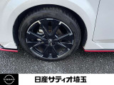 【アルミホイール】高級感引き立てる純正アルミ。止まってても走ってても存在感あります。