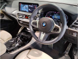 【ハンドル】ドライバーとBMW車の一体感がダイレクトに伝わるステアリングホイール。形状・太さへの拘りに加えて、操作性を高める為にスイッチ類も配置。クイックかつ安定のドライビングを体感下さい!