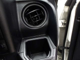 運転席のカップホルダーはエアコンの吹き出し口の前にありますので冷やしたり温めたり出来ます☆