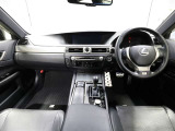 上質で落ち着いた印象のインパネ。視界も広々で運転しやすいです。