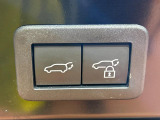 【パワーバックドア】スマートキーや運転席のボタンを押すだけでリアゲートが自動で開閉します!荷物を持っている時や、高い位置にあるバックドアを閉める際に便利な機能です♪