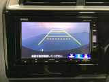 バックでの車庫入れも安心です! リアカメラが付いているバックモニター付のナビを装備しております。操作線もついており距離感も画面から確認できます。