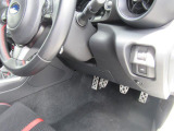 アルミスポーツペダルを装備の運転席回りです。