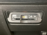 エアコンパネルの下にETCがついています。高速道路の料金所の通過も楽々です!。 カードの取り出しもしやすい場所についています。