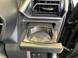 プッシュ式オートオープンカップホルダーを運転席に装備