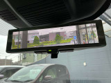 スマートルームミラーは、車両後方に設置されたカメラの映像を、ルームミラーに映し出すことで、死角をなくし、安全性を向上させることができます。また、夜間や雨天時でも、クリアな映像を映し出すことができます。