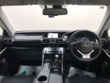 水平基調のインストルメントパネルは、視界確保や車両挙動の把握のしやすさに貢献!運転に集中できるスポーツコックピットとなっています。