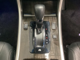 CVT車のセレクトレバーです。低速から高速まで、変速ショックのないスムーズな走りを実現するとともに、エンジン効率のよい領域を維持することで燃費にも貢献します。