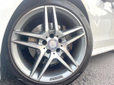 ●純正18インチアルミホイール:輸入車ならではの卓越した走りを支えるホイールと足回りです!日本車の走りに慣れている方にもぜひ体感して頂きたいほど、高いレベルでまとまっています!