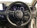 ステアリングスイッチはオーディオのボリュームなどの操作スイッチの他に、レフトセレクターホイールを装備。中央部を指先で上下に動かすことで、マルチインフォメーション・ディスプレイの各表示が確認できます。