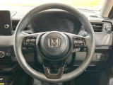【純正革巻きステアリング】上質な革を使用することで、手にしっかり馴染みとても運転しやすいハンドルです♪
