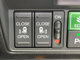 【両側パワースライドドア】スマートキーや運転席のスイッチで後席両側スライドドアの開閉が可能♪電動だから力を入れてドアを開ける必要が無く、小さなお子様でも簡単に開け閉めでき快適です♪