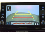 バックガイドモニター(バックモニター)付き。車両後方の映像をナビ画面に表示し、駐車などの後退操作をサポートします。