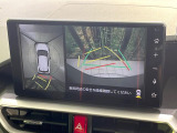 【パノラミックビューモニター】専用のカメラにより、上から見下ろしたような視点で360度クルマの周囲を確認することができます☆死角部分も確認しやすく、狭い場所での切り返しや駐車もスムーズに行えます。