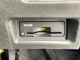 【ETC】有料道路を利用する際に料金所で停止することなく通過できる、ETC車載器(ノンストップ自動料金収受システム機器)が装備されています。セットアップを行うことで利用可能になります。