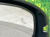 【ブラインドスポットインフォメーション】走行中、ドアミラーの死角になりやすい箇所に後続車が接近するとサイドミラー付近に警告を表示、ドライバーに注意喚起をしてくれます。