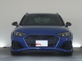 Audiデザインの特徴であるシングルフレームグリルが存在感を主張します。