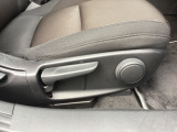 運転席にはドライバーの体型や好みに応じて前後方向だけでなく、高さの調整ができるシートリフターを装備!