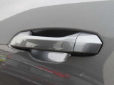 Audiが認定したエキスパートが、100項目にもおよぶ精密な点検と整備を実施しております。