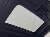 【サンルーフ】ボタンひとつで開閉可能!開放感たっぷりのサンルーフが装着されています!車内に明かりを取り入れたり景色を楽しむ以外にも、よどみがちな車内の空気も簡単に換気できて快適です!