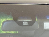 【シティブレーキアクティブシステム】低速走行中に前方の車両等を認識し、衝突しそうな時は警報とブレーキで衝突回避と被害軽減をアシスト。より安全にドライブをお楽しみいただけます。