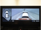 バックモニター付き。駐車の際のサポートとなり、必須アイテムのひとつですよね。それでも、バックする際は必ずご自身の目で確認をしてください。パノラミックビューで上から見下ろした視点でも確認できます!