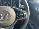 予め設定した速度で定速走行。先行車に近づいたら、システムが先行車との距離や速度差を測定し、自動的に加減速。適切な車間距離を維持しながら追従走行します。