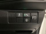 ハンドルの右側にはヘットライトリベライザーとHondaセンシング用のVSA解除スイッチなどがついています。ヘッドライトリベライザーは道路状況や積荷の加重に応じてライトの高さを調節できます。