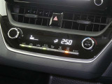 【オートエアコン】車内温度を感知して自動で温度調整をしてくれるのでいつでも快適な車内空間を創り上げます!どの席に座っても快適なドライブが楽しめます♪