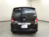 バックカメラが付いているので後方確認が非常にしやすいです。今や運転初心者も熟練者も必須装備!ついていて損はないですね♪
