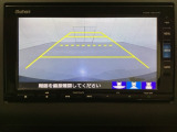 バックでの車庫入れも安心です! リアカメラが付いているバックモニター付のナビを装備しております。操作線もついており距離感も画面から確認できます。