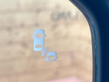 【ブラインドスポットインフォメーション】走行中、ドアミラーの死角になりやすい箇所に後続車が接近するとサイドミラー付近に警告を表示、ドライバーに注意喚起をしてくれます。