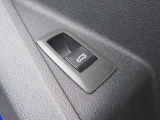 電動リアゲート装備です。バンパー下でのキックスイッチも装備されております。