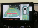 車両後方の映像を映すバックモニター。進路を確認しながら安全に車庫入れできます。
